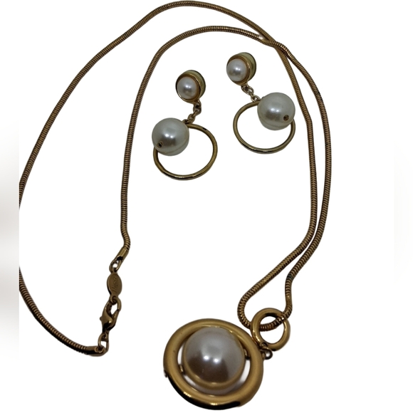 NAPIER VINTAGE GOLD TONE FAUX PEARL NECKLACE & DROP EARRINGS - Picture 5 of 8